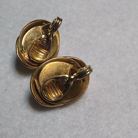 Elegant Monet Gold-Tone Metal Earrings Cottagecore Grandmacore - Picture 2 of 4
